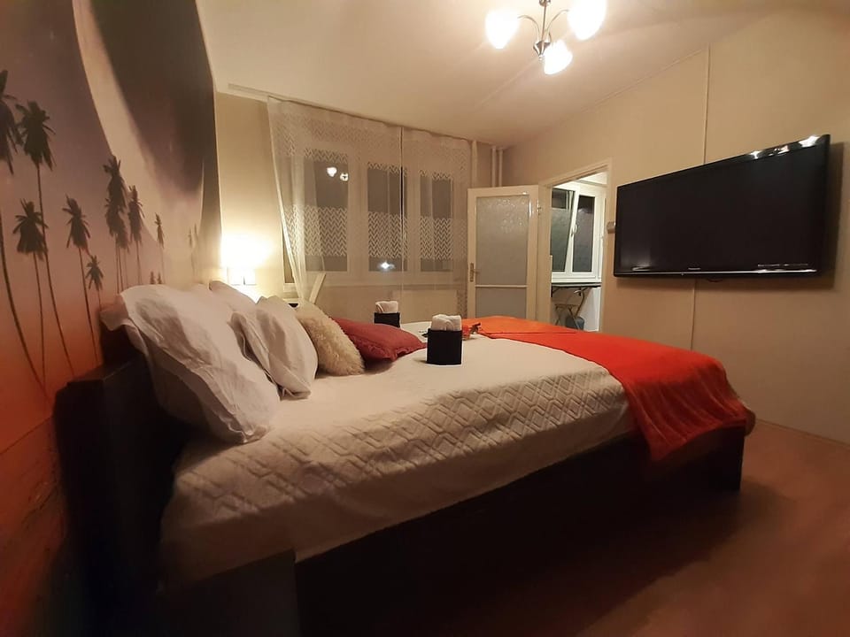 Bed, TV and multimedia, Photo of the whole room, Bedroom
