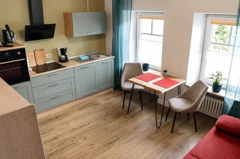 Coffee/tea facilities, Kitchen or kitchenette, Living room, Seating area, Dining area, stove