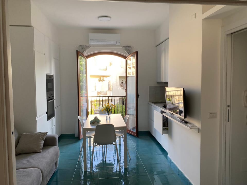 Kitchen or kitchenette, Seating area, air conditioner