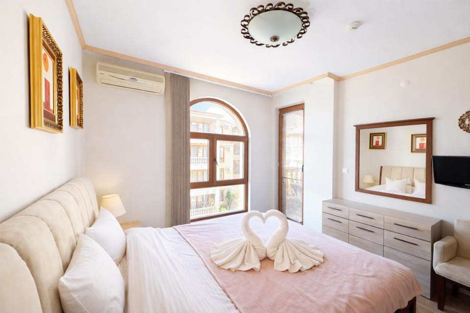 Bed, TV and multimedia, Bedroom, towels