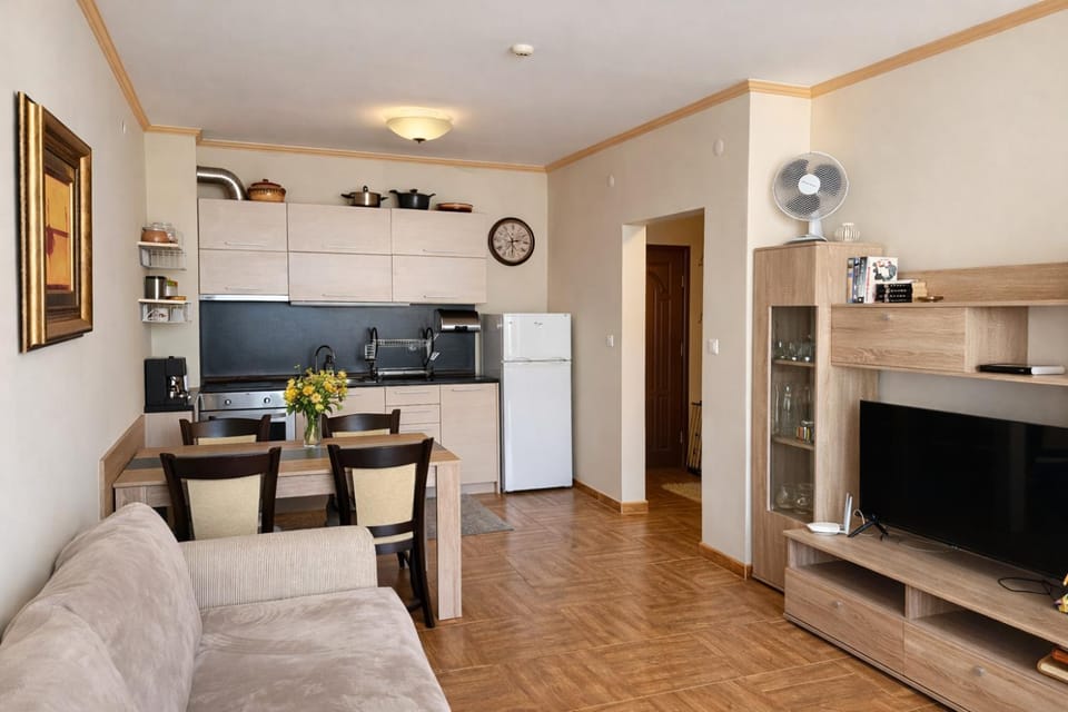 TV and multimedia, Kitchen or kitchenette, Dining area, oven, stove