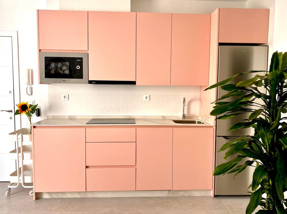 Kitchen or kitchenette, minibar, stove