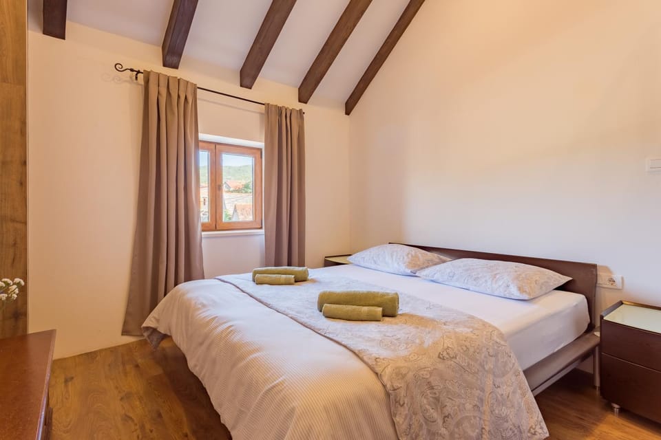 Photo of the whole room, Bedroom, towels