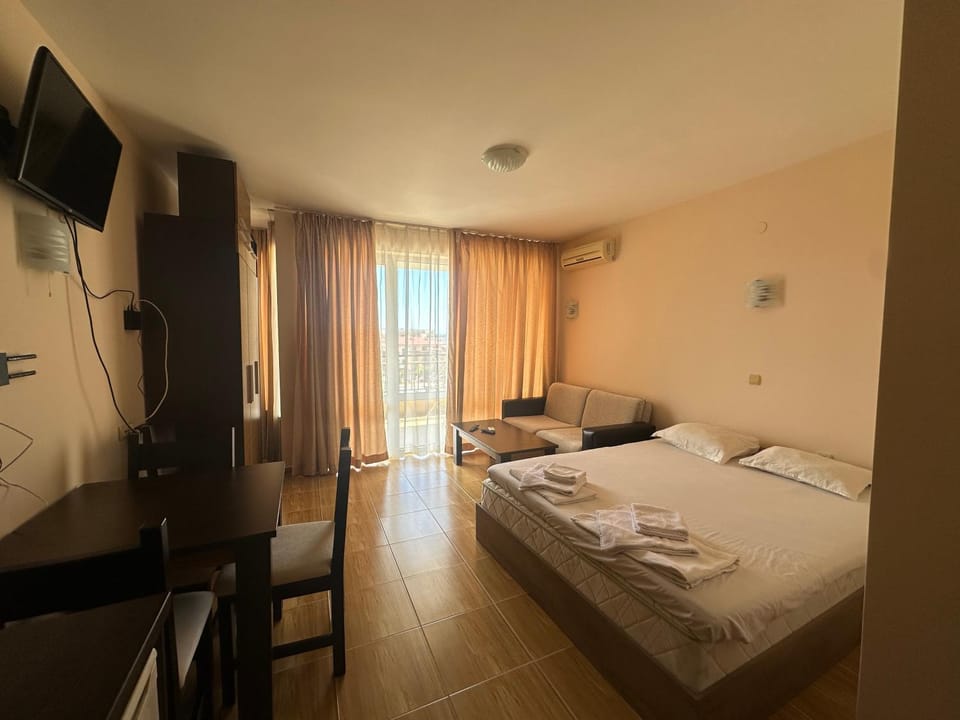 Bed, TV and multimedia, Bedroom