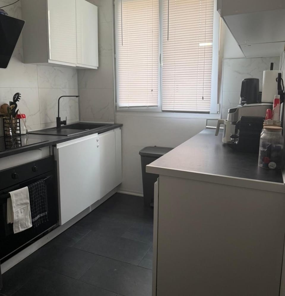 Location dans résidence privée,sécurisée ,parking gratuit , 1 minute du tramway, à 9 minute du centre ville, accessible à plusieurs transports Vacation rental in Nice