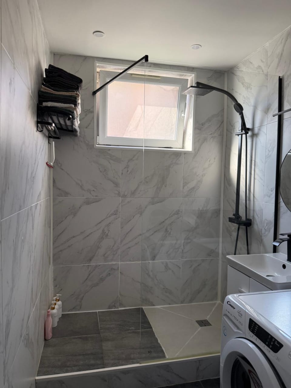 Location dans résidence privée,sécurisée ,parking gratuit , 1 minute du tramway, à 9 minute du centre ville, accessible à plusieurs transports Vacation rental in Nice