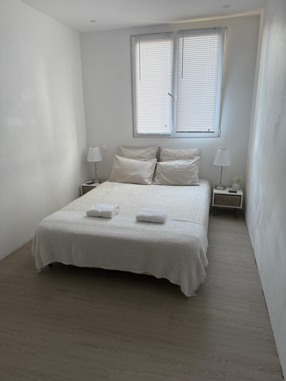 Location dans résidence privée,sécurisée ,parking gratuit , 1 minute du tramway, à 9 minute du centre ville, accessible à plusieurs transports Vacation rental in Nice