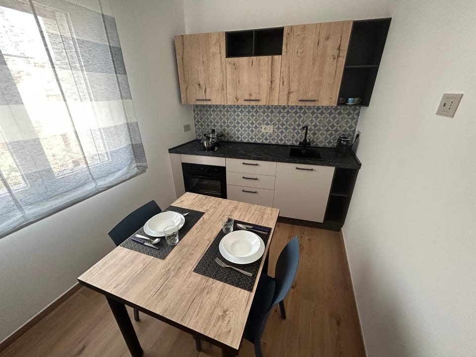 Kitchen or kitchenette, Dining area, stove