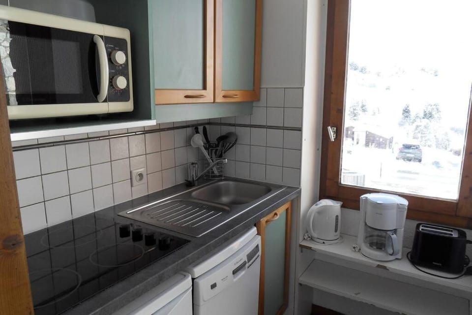 Coffee/tea facilities, Kitchen or kitchenette, dishwasher, stove, toaster