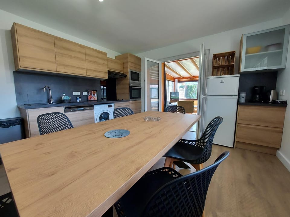 Kitchen or kitchenette, Dining area