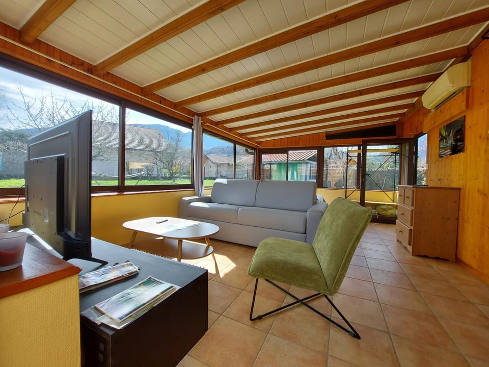 Communal lounge/ TV room, Mountain view