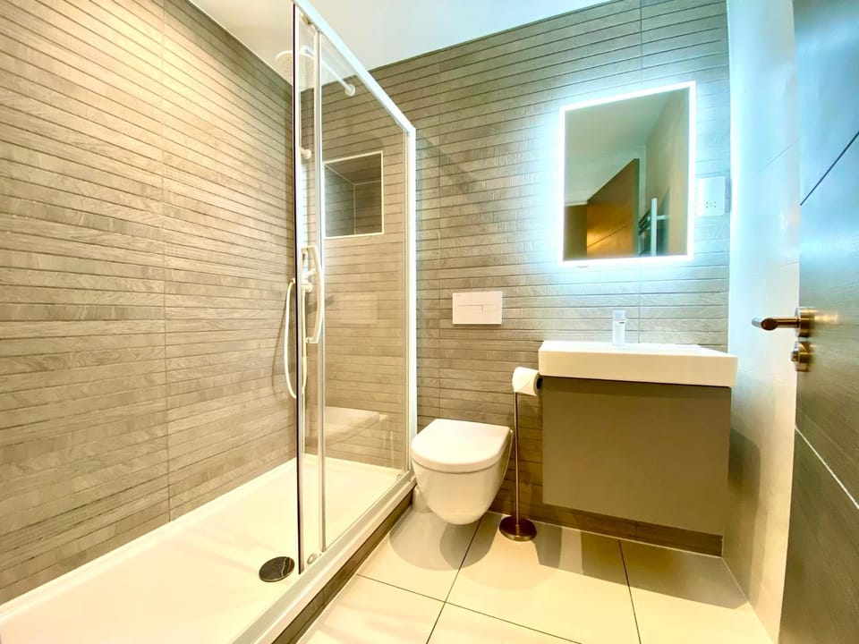 Stunning Apartment Suite - Free Parking & WiFi! Apartment in Poole