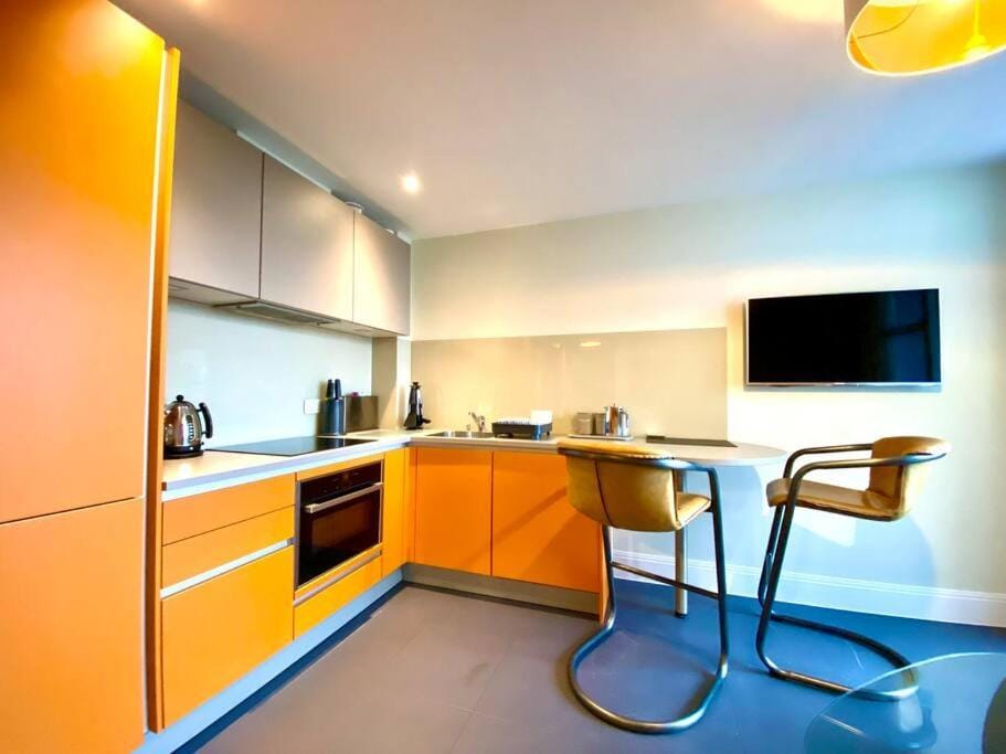 Incredible Apartment - Amazing Location - Free Parking & WiFi! Apartment in Poole