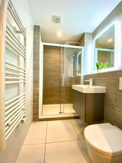 Incredible Apartment - Amazing Location - Free Parking & WiFi! Apartment in Poole