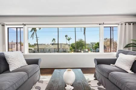 3 Living Rooms - Spacious - Family-Friendly House in National City