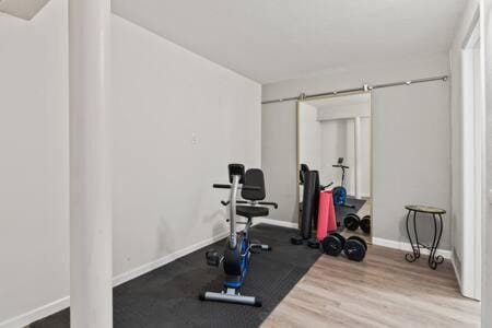 3 Living Rooms - Spacious - Family-Friendly House in National City