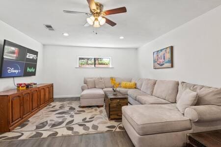 3 Living Rooms - Spacious - Family-Friendly House in National City