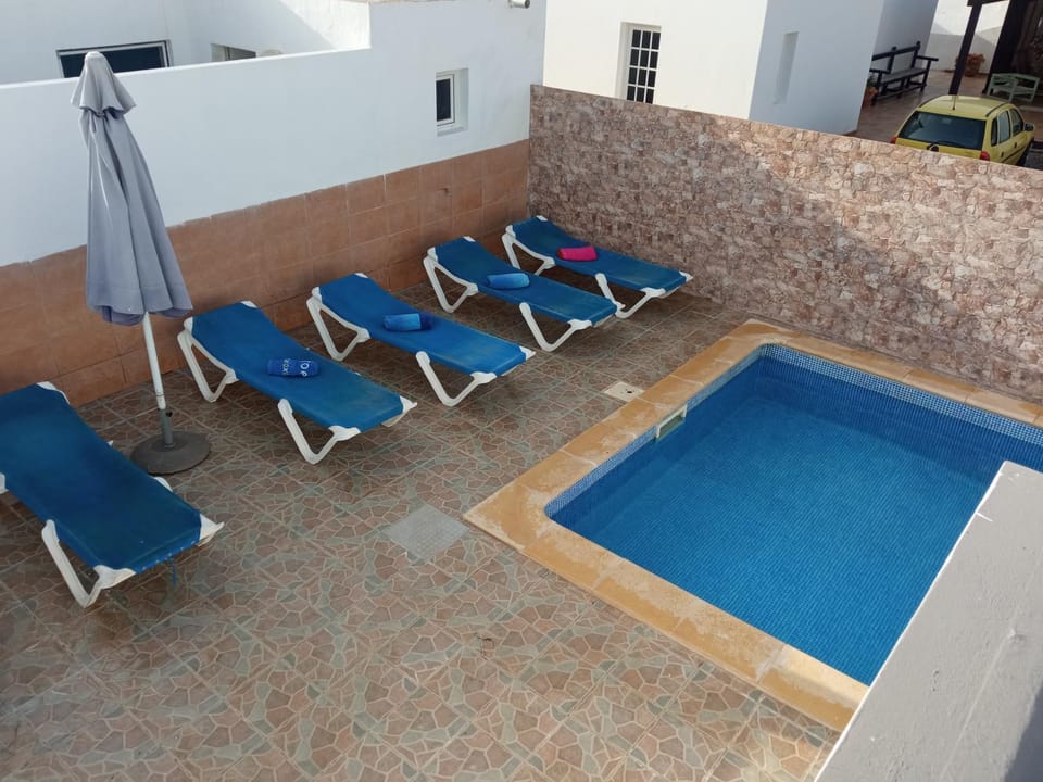 Swimming pool, sunbed