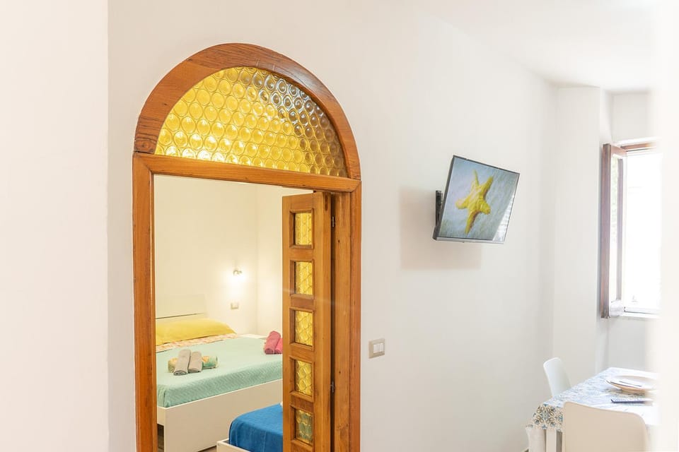 Bed, TV and multimedia, Photo of the whole room, towels