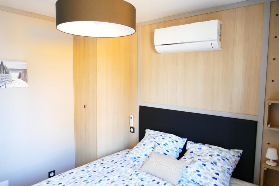 Bedroom, air conditioner