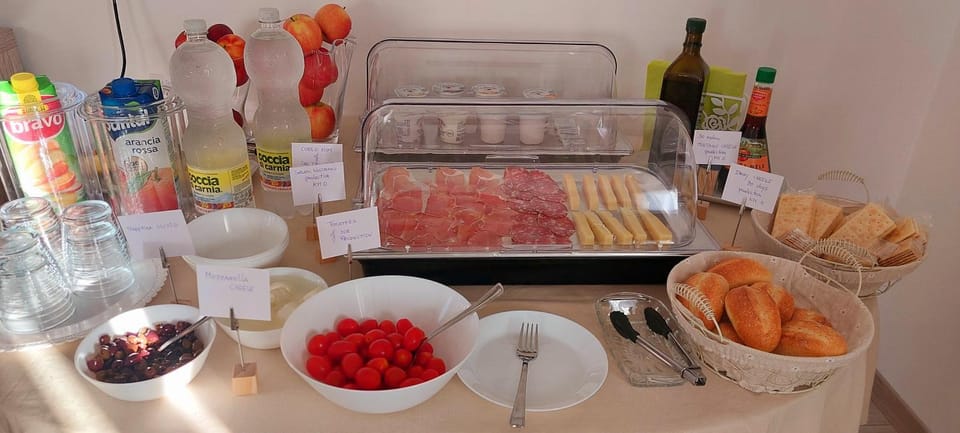 Food and drinks, Breakfast, Continental breakfast, Buffet breakfast