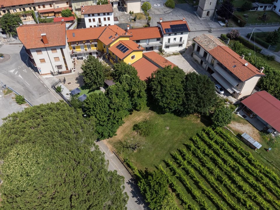 Neighbourhood, Natural landscape, Location