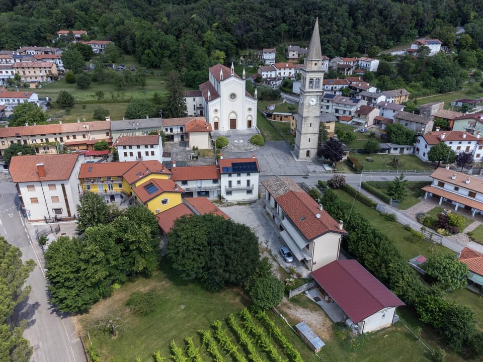 Neighbourhood, Location