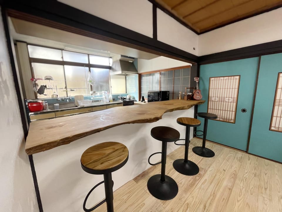 Kitchen or kitchenette, Lounge or bar