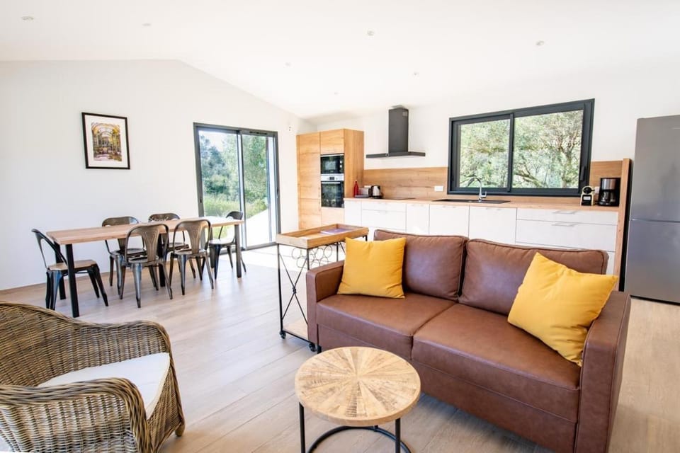 Kitchen or kitchenette, Living room, Dining area