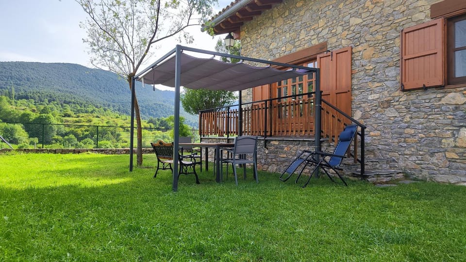 Property building, Patio, Day, Natural landscape, Garden, Garden view, Mountain view