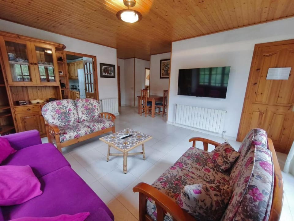Communal lounge/ TV room, TV and multimedia, Living room, Seating area, Evening entertainment