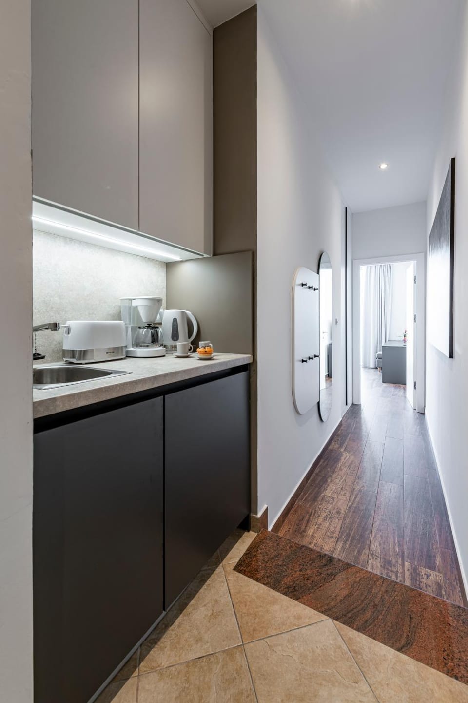 Kitchen or kitchenette, minibar, stove