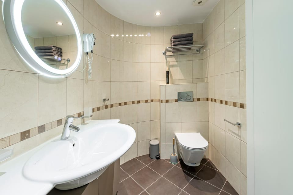 Shower, Toilet, Bathroom, Bath, bidet, towels