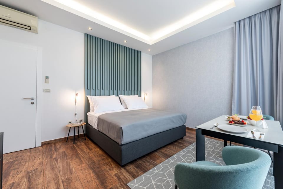 Bed, Living room, Food and drinks, Photo of the whole room, Seating area, Bedroom, Food, Drinks