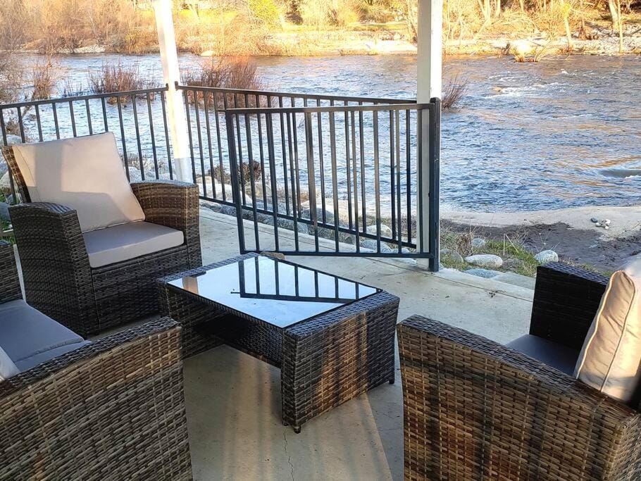 View (from property/room), Balcony/Terrace, Seating area, River view
