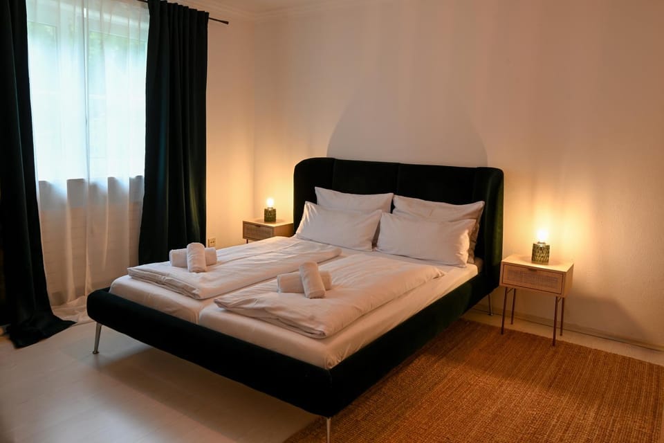 Bed, Photo of the whole room, Bedroom, towels