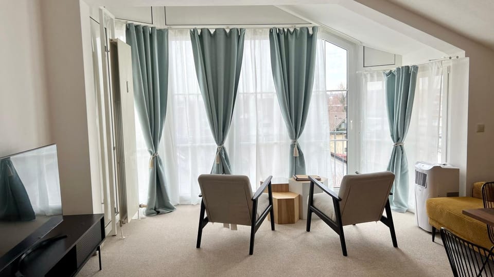Communal lounge/ TV room, TV and multimedia, Living room, Seating area, Evening entertainment