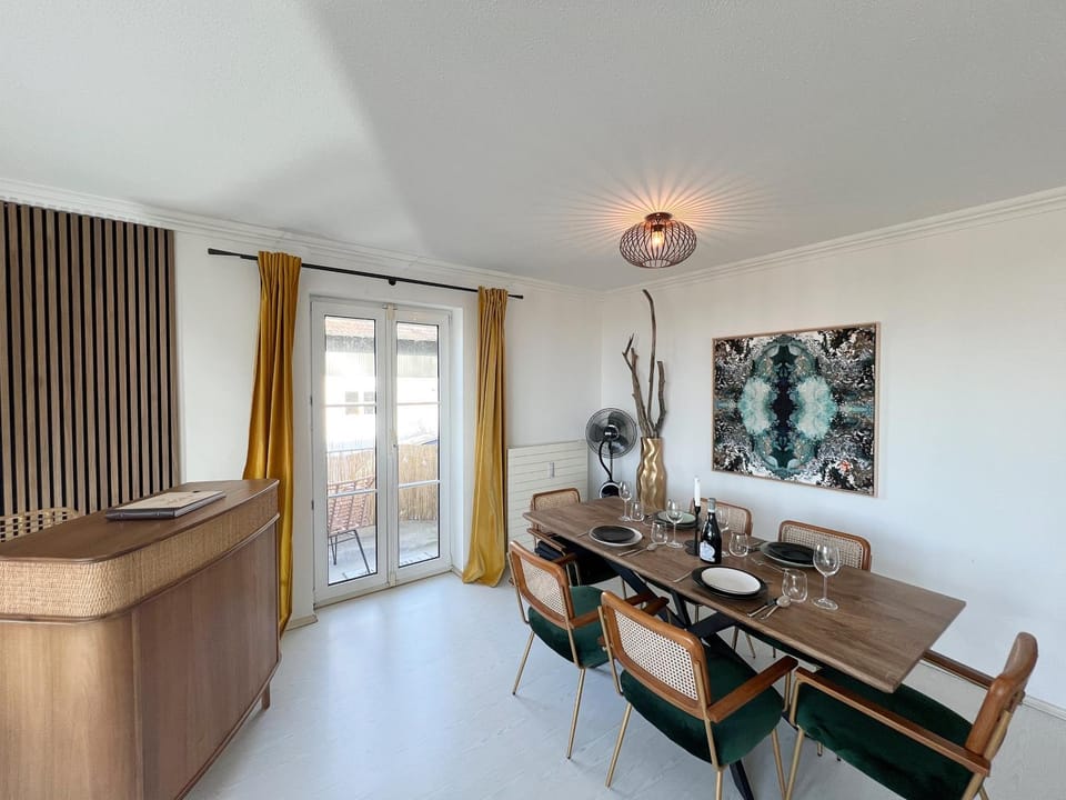 Kitchen or kitchenette, Living room, Seating area, Dining area