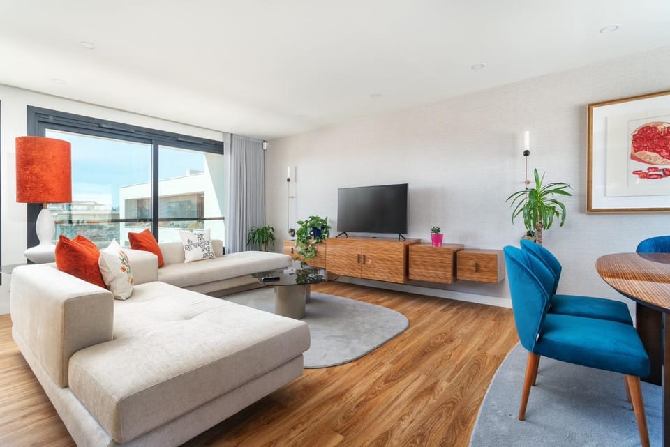 Communal lounge/ TV room, TV and multimedia, Living room, Seating area, Evening entertainment