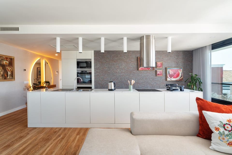 Kitchen or kitchenette, minibar