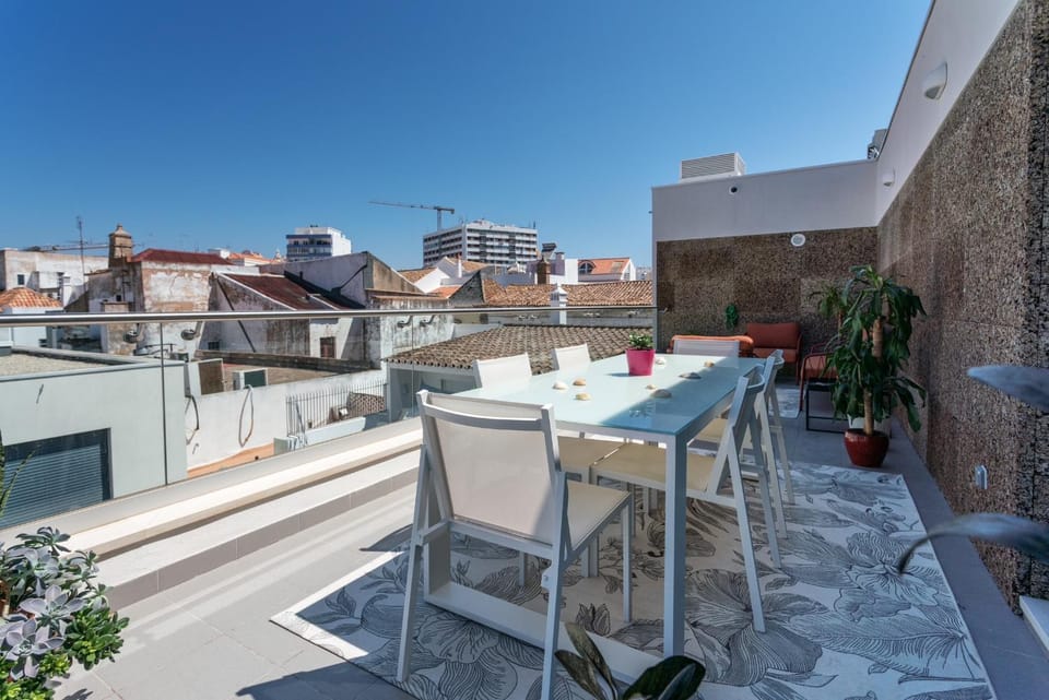 View (from property/room), Balcony/Terrace, City view