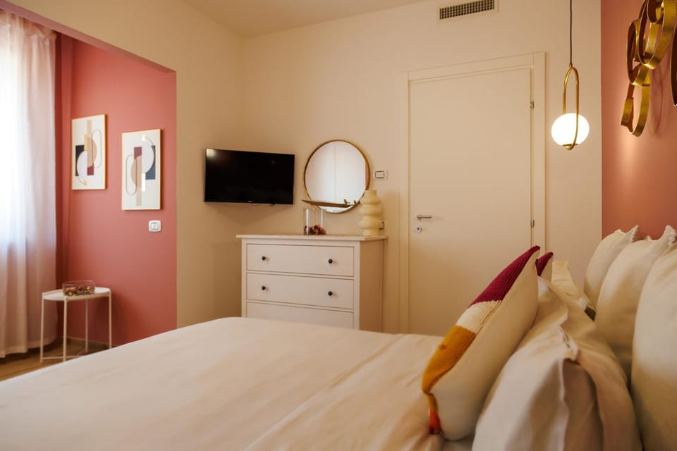 Bed, TV and multimedia, Bedroom