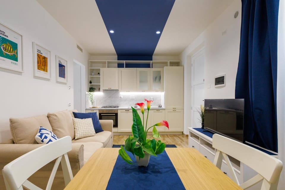 TV and multimedia, Kitchen or kitchenette, Living room, Seating area, Dining area