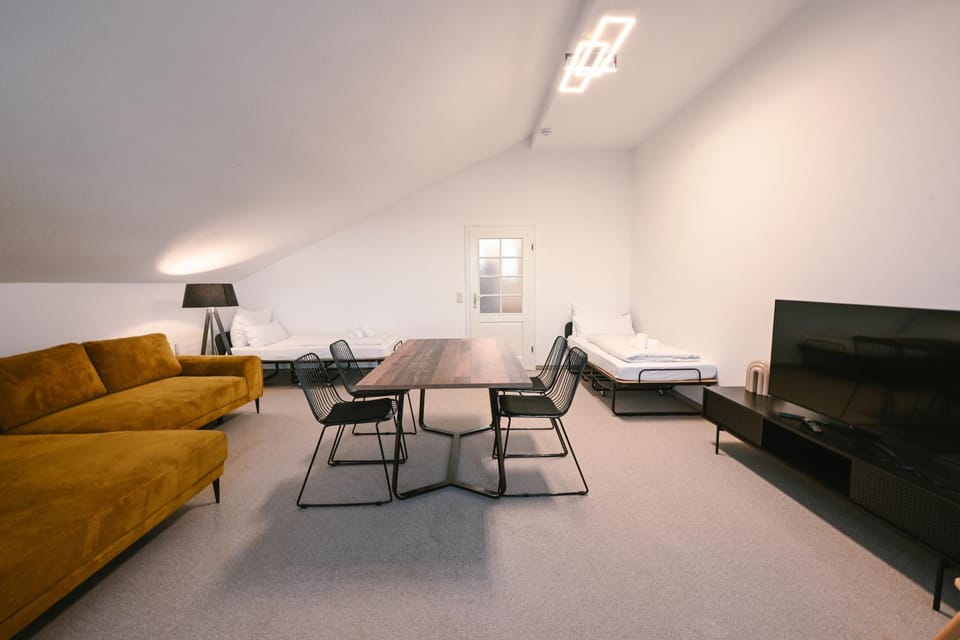 Bed, TV and multimedia, Living room, Photo of the whole room, Seating area, Bedroom