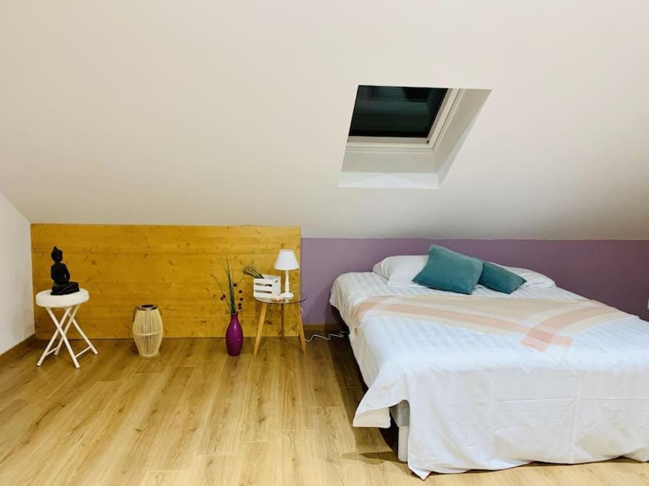 Bed, Photo of the whole room