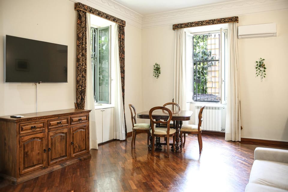 TV and multimedia, Living room, Seating area, Dining area, Evening entertainment, air conditioner