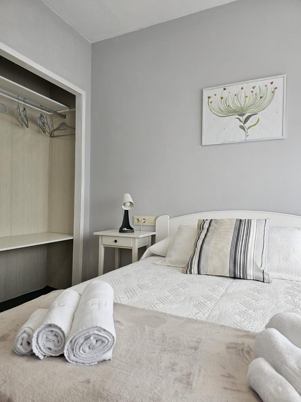 Bed, Bedroom, towels