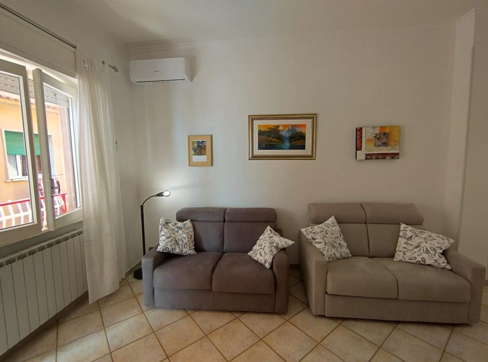 Living room, Seating area, air conditioner