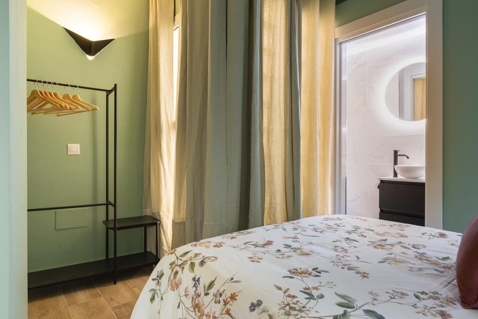 Bed, Photo of the whole room, Bedroom, internet, wardrobe, air conditioner
