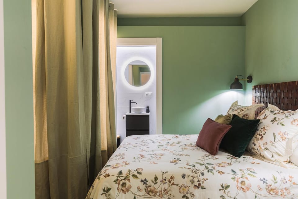 Bed, Photo of the whole room, Bedroom, internet, air conditioner